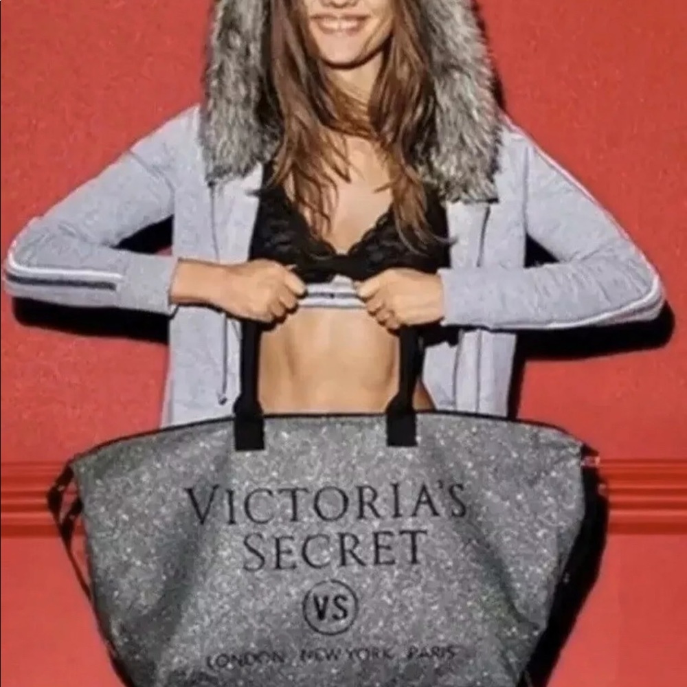 New Victoria’s Secret Large SILVER GLITTER DUFFLE WEEKENDER BAG STRAP & HANDLES